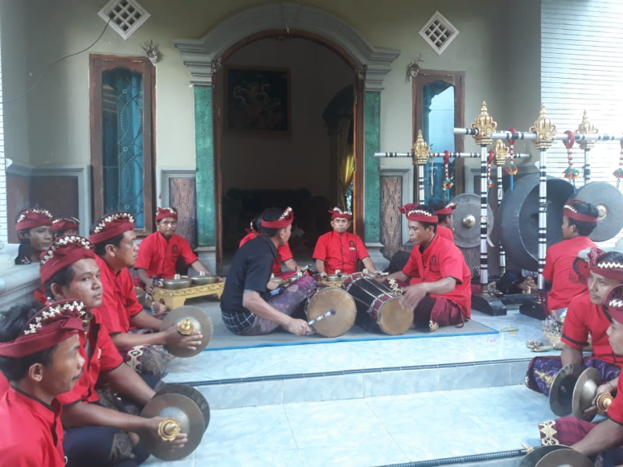 BALE GANJUR PENGIRING DAN PELENGKAPA UPACARA HINDU  BALI. 